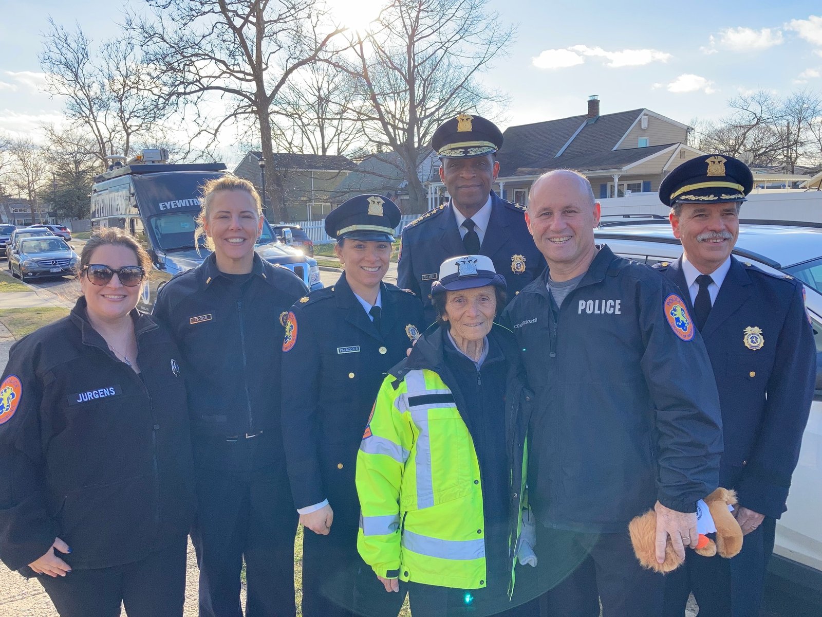 You are currently viewing New York Crossing Guard Retires at 91 After Working Over Four Decades in “the Greatest Job Ever”