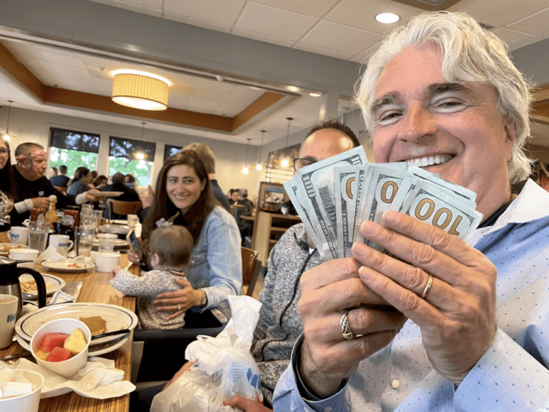 Read more about the article “The Most Beautiful Experience”: Thousand Dollar Breakfast Club Surprises Servers With Massive Tips