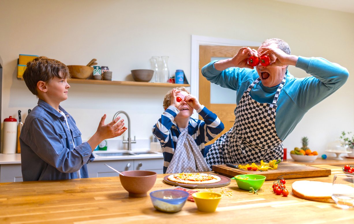 You are currently viewing Cracking Jokes at the Dinner Table? Keep It Up, Parenting Study Suggests