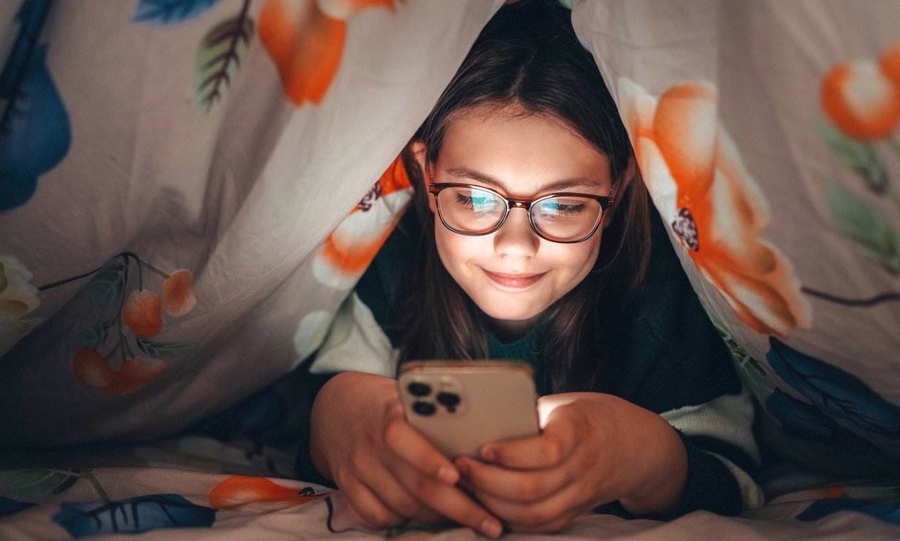 You are currently viewing To Help Kids Sleep Better, Limit Screens at Bedtime (Parents Included)