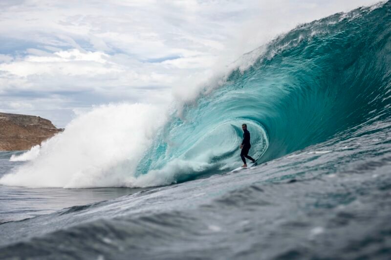 Read more about the article Pro Surfer Josh Kerr Catches Waves on First Surfboard Made From Retired Wind Turbine Blade