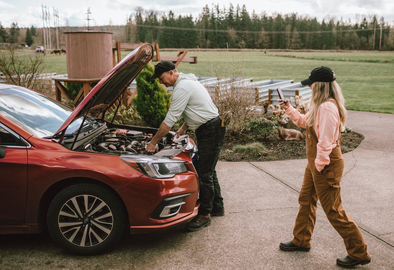 You are currently viewing Dad Posts Viral Videos Teaching Life Lessons to His “Internet Kids”: The Touching Story Behind the Project