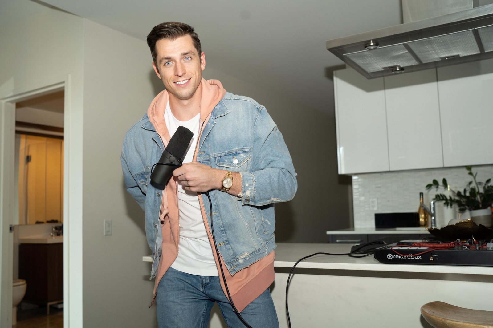 You are currently viewing With Uplifting, Handwritten Notes, Mindfulness Expert Case Kenny Helps Renew People’s Faith in Themselves