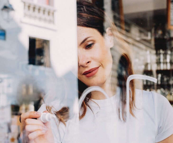 Read more about the article Ambidextrous Artist Goes Viral for Live Art on a Parisian Shop Window