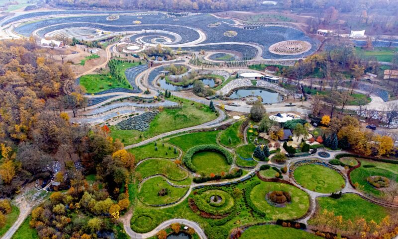 Read more about the article Van Gogh-Inspired “Starry Night Retreat” Invites Visitors to Engage the Senses Through Living Garden Art