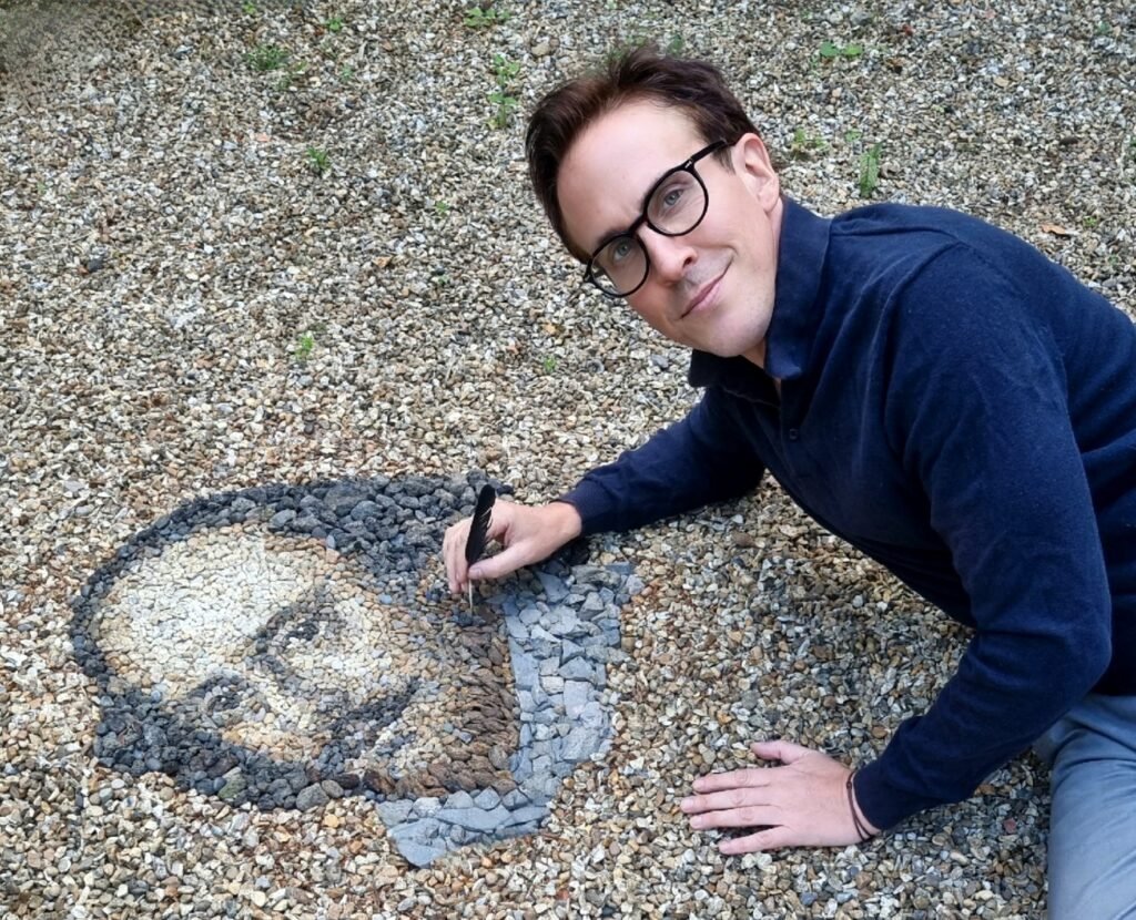 You are currently viewing “Pebble Picassos”: Artist Creates Intricate, Ephemeral Portraits With Stones