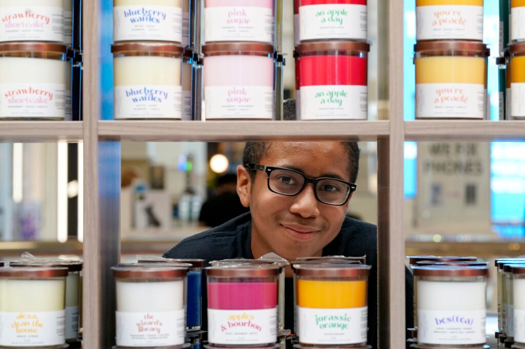 You are currently viewing 12-Year-Old Started Making All-Natural Candles to Help His Mom — Now He Has His Own Shop and Donates to Charity