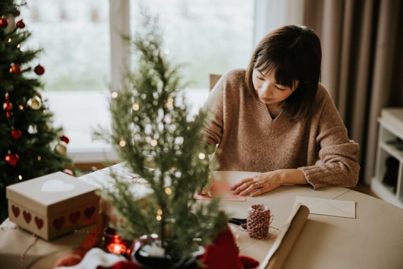 Read more about the article Holiday Card Etiquette: The Do’s and Don’ts of Writing Your Annual Greetings