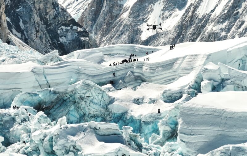Read more about the article Drones Will Soon be Deployed to Clear Trash From Mount Everest, Known as the “World’s Highest Garbage Dump”