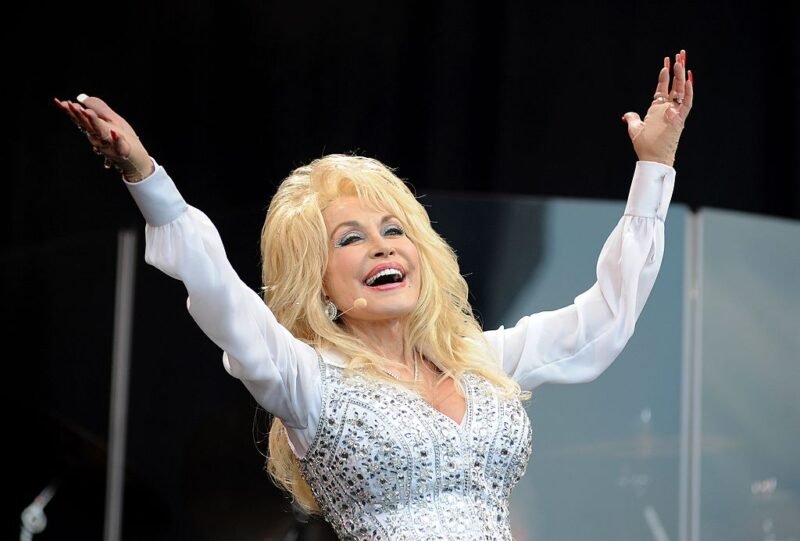 Read more about the article Dolly Parton on Receiving the Carnegie Medal for Decades of Philanthropy: “I Just Give From My Heart”