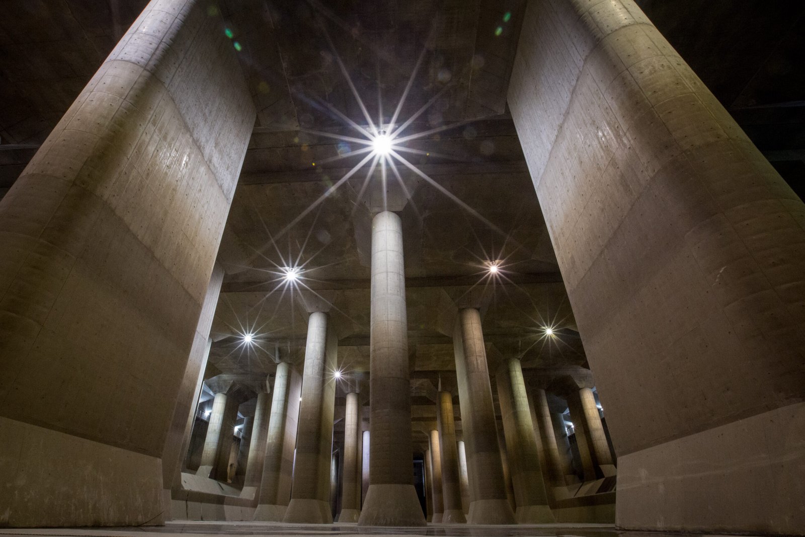 You are currently viewing Tokyo’s Underground “Cathedral” Holds 100 Olympic-Size Pools Worth of Water to Protect City From Floods
