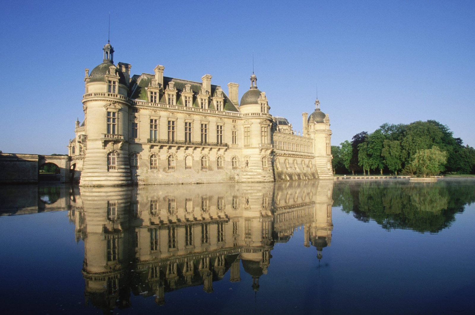 You are currently viewing “Mona Lisa of Manuscripts” That Inspired a Disney Castle to Go on Display for First Time in 40 Years