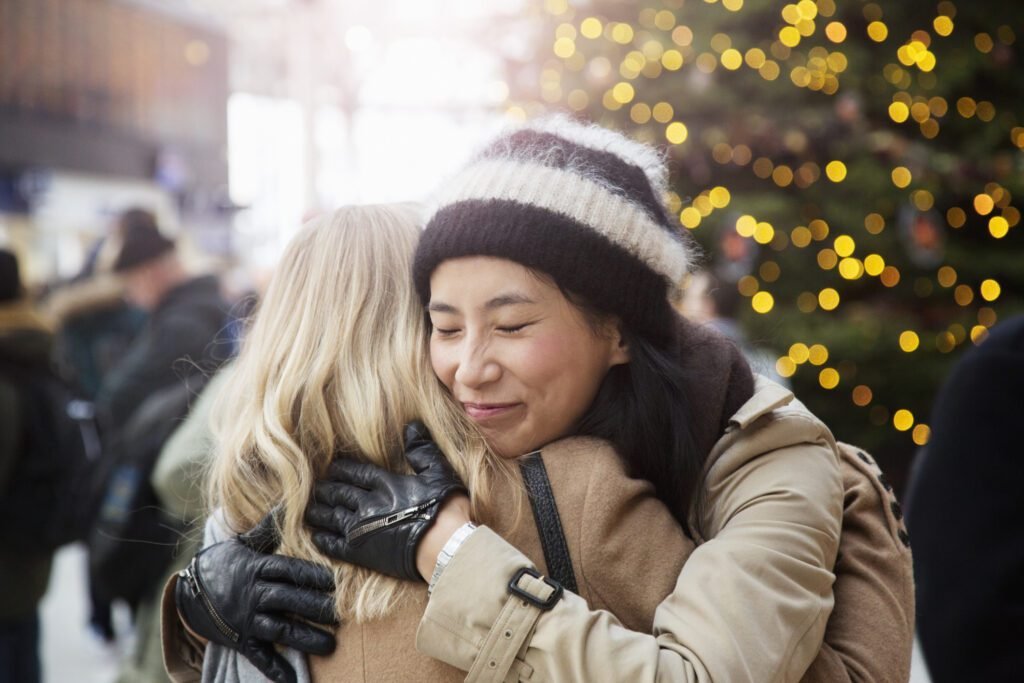You are currently viewing Grief Around the Holidays: How to Best Support Loved Ones Who’ve Experienced Loss
