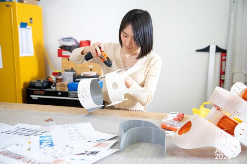 Read more about the article Customizable Scoliosis Brace That Grows With Young Patients Wins Design Award: See Photos