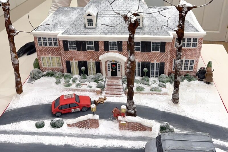 Read more about the article A Baker in England Re-Created the Iconic “Home Alone” House out of Cake