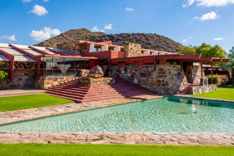 Read more about the article Architect Frank Lloyd Wright Made “the World a Better One for Living in” Through His Designs: Dive Into 4 Iconic Works