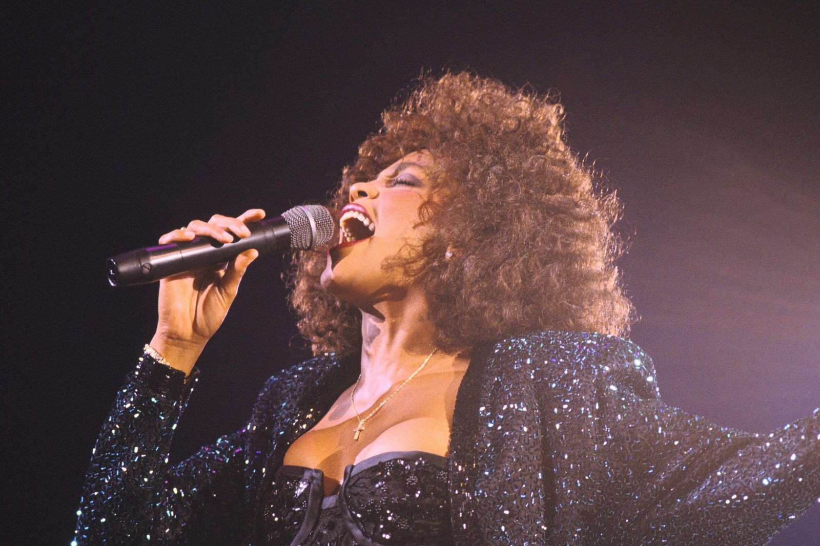 You are currently viewing New “Beautiful Ballad” Version of a Whitney Houston Hit Features Her Original Vocals: Listen