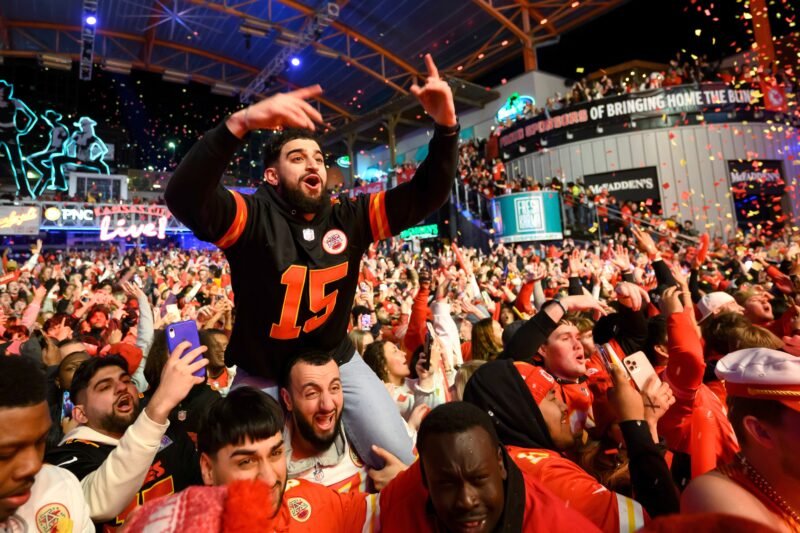 Read more about the article 6 Reasons Being a Fan Is Good for You, According to Science