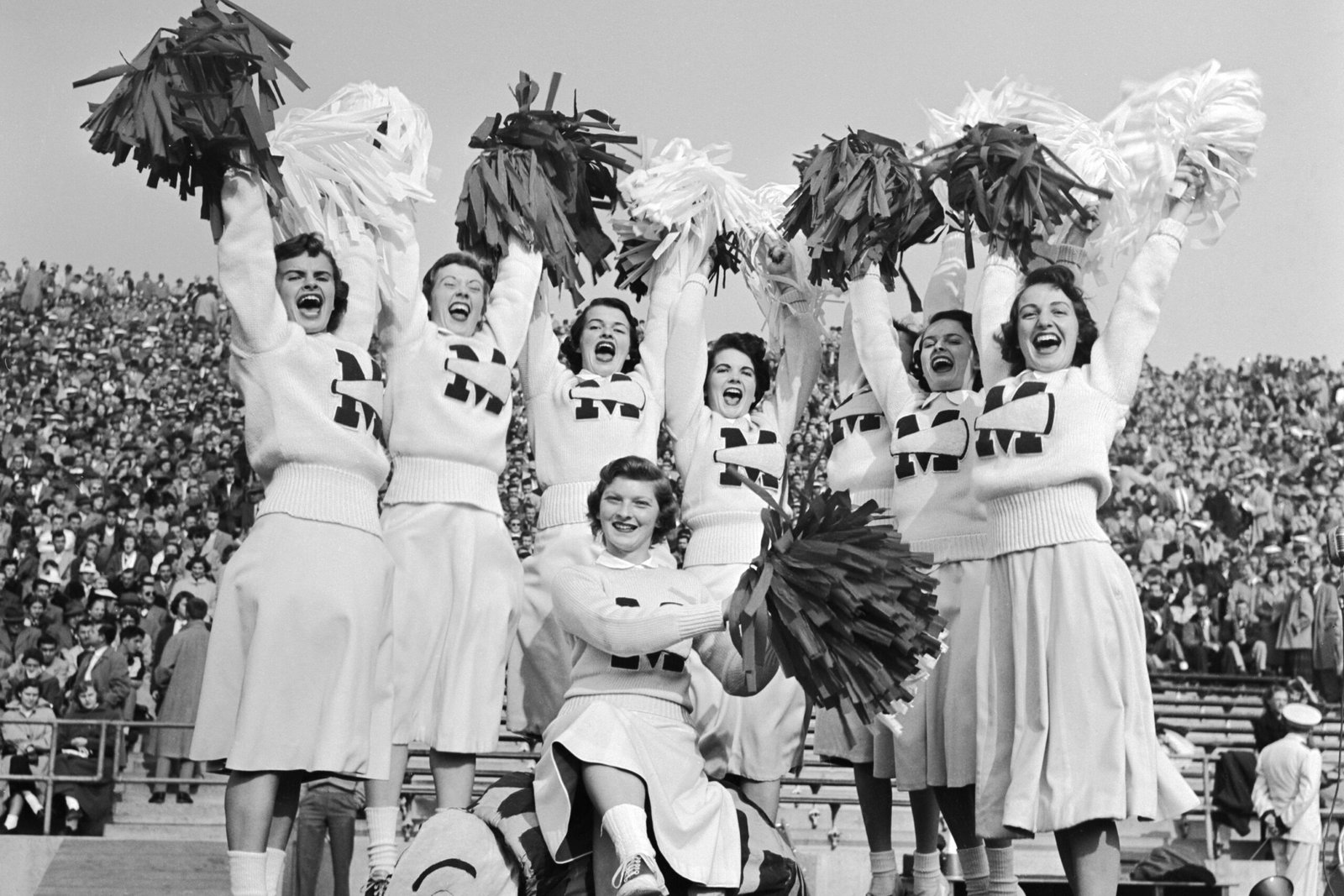 You are currently viewing From Yell Leaders to Former Presidents: The Surprising History of Cheerleading