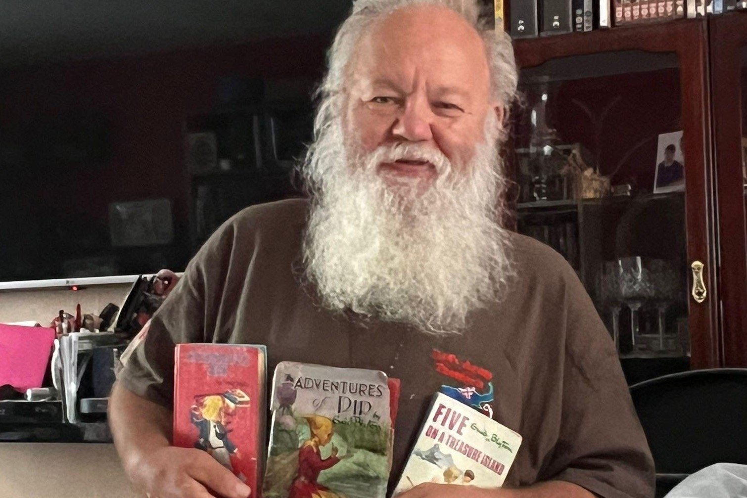 You are currently viewing Englishman “Gobsmacked” After Finding His Wife’s Childhood Notes in a Thrift Store Children’s Novel