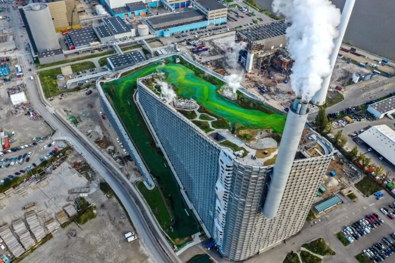 Read more about the article You Can Go Skiing on the Roof of a Renewable Power Plant in Mountainless Denmark