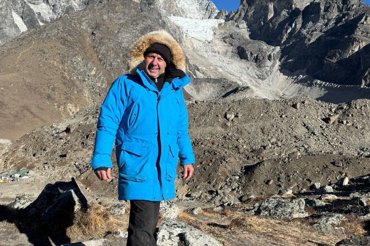 You are currently viewing A Man Climbed Mount Everest to Install a Defibrillator — 3 Weeks Later, It Saved a Life