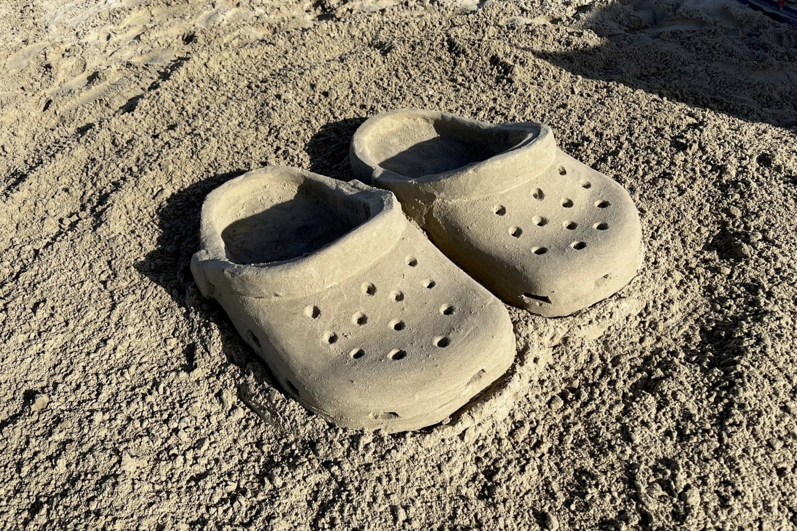 You are currently viewing A UK Dad Creates Incredible Sand Sculptures — Including Giant Pair of Crocs
