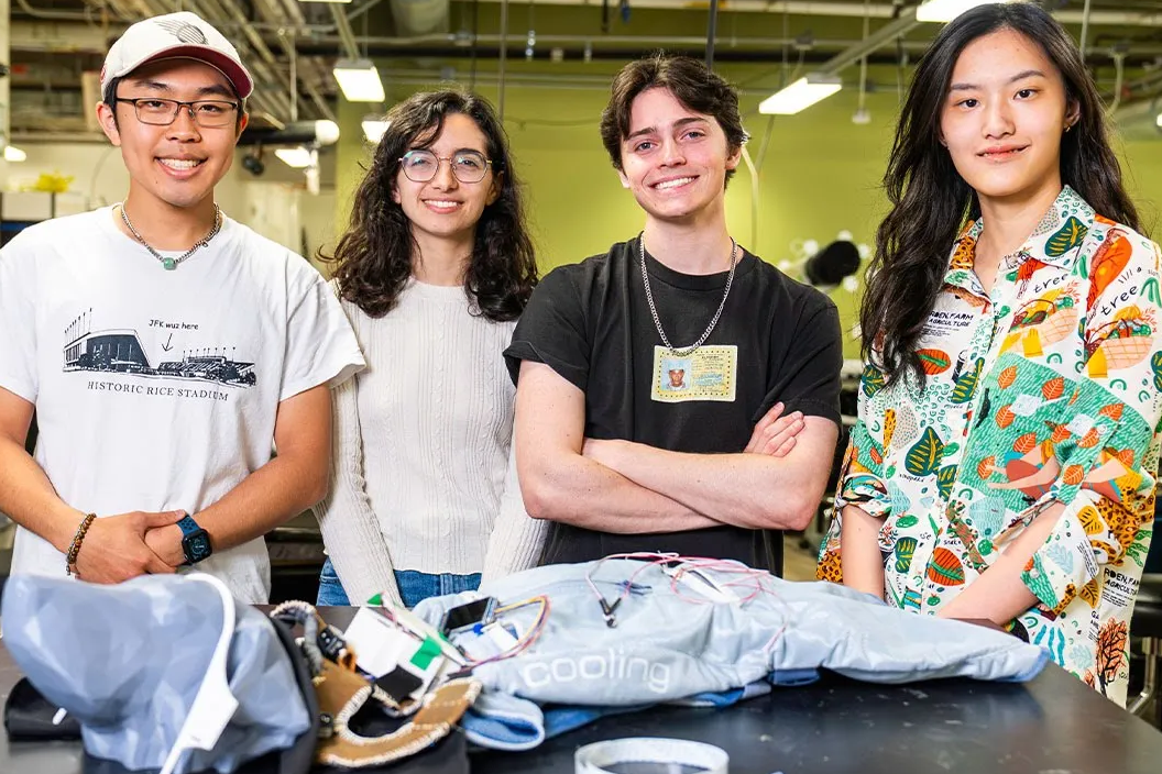 You are currently viewing College Students Invent Vibrating Vest to Give Blind Pup a “Second Set of Eyes”