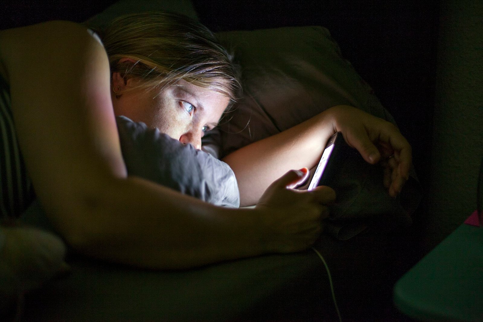 You are currently viewing Social Media Before Bedtime Wreaks Havoc on Our Sleep — a Sleep Researcher Explains Why Screens Alone Aren’t the Main Culprit