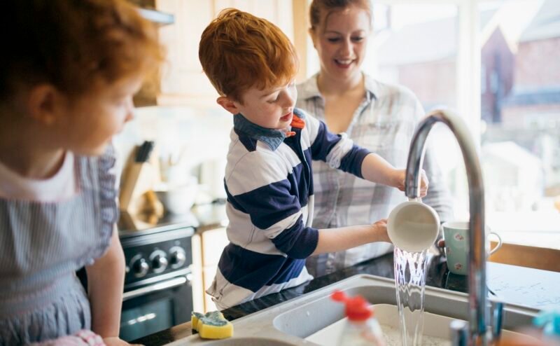 Read more about the article The Secret to Raising Successful Kids Is All in the Chore Chart, Research Shows