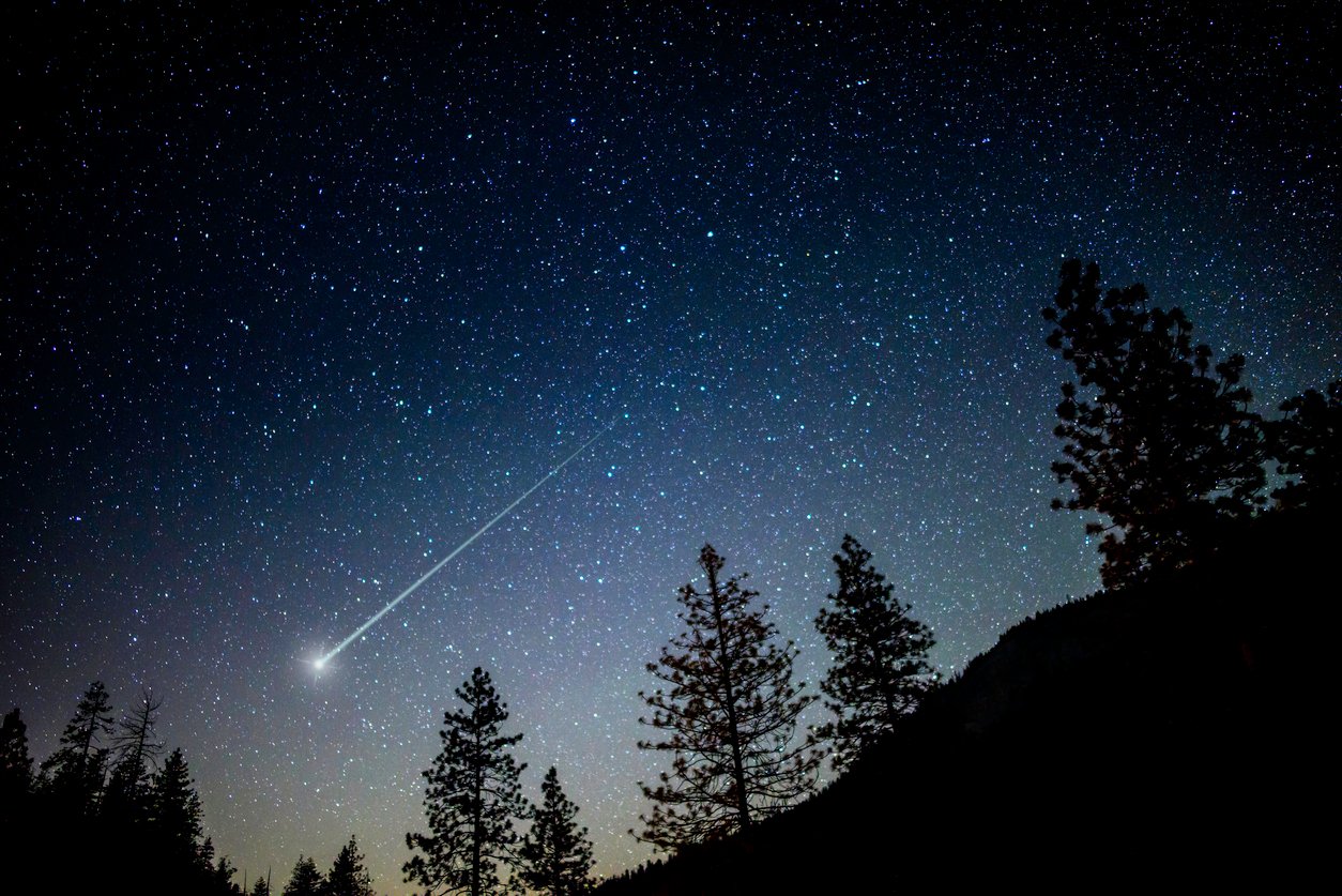 You are currently viewing February 2023 Night Sky Guide: A Once-in-a-Lifetime Green Comet Sighting, a Snow Moon, and More