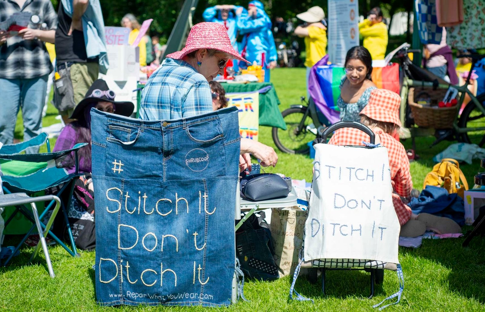 You are currently viewing Through Pop-Up Sewing Lessons, UK Street Stitching Movement Tackles Fast Fashion